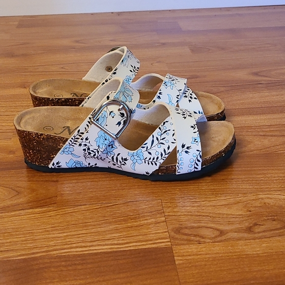 Sandals - Picture 2 of 3